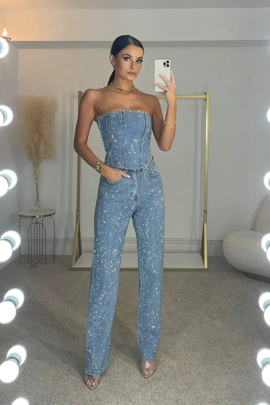 Schulterfreier Jumpsuit – Glamouröser Look mit glitzerndem Stoff