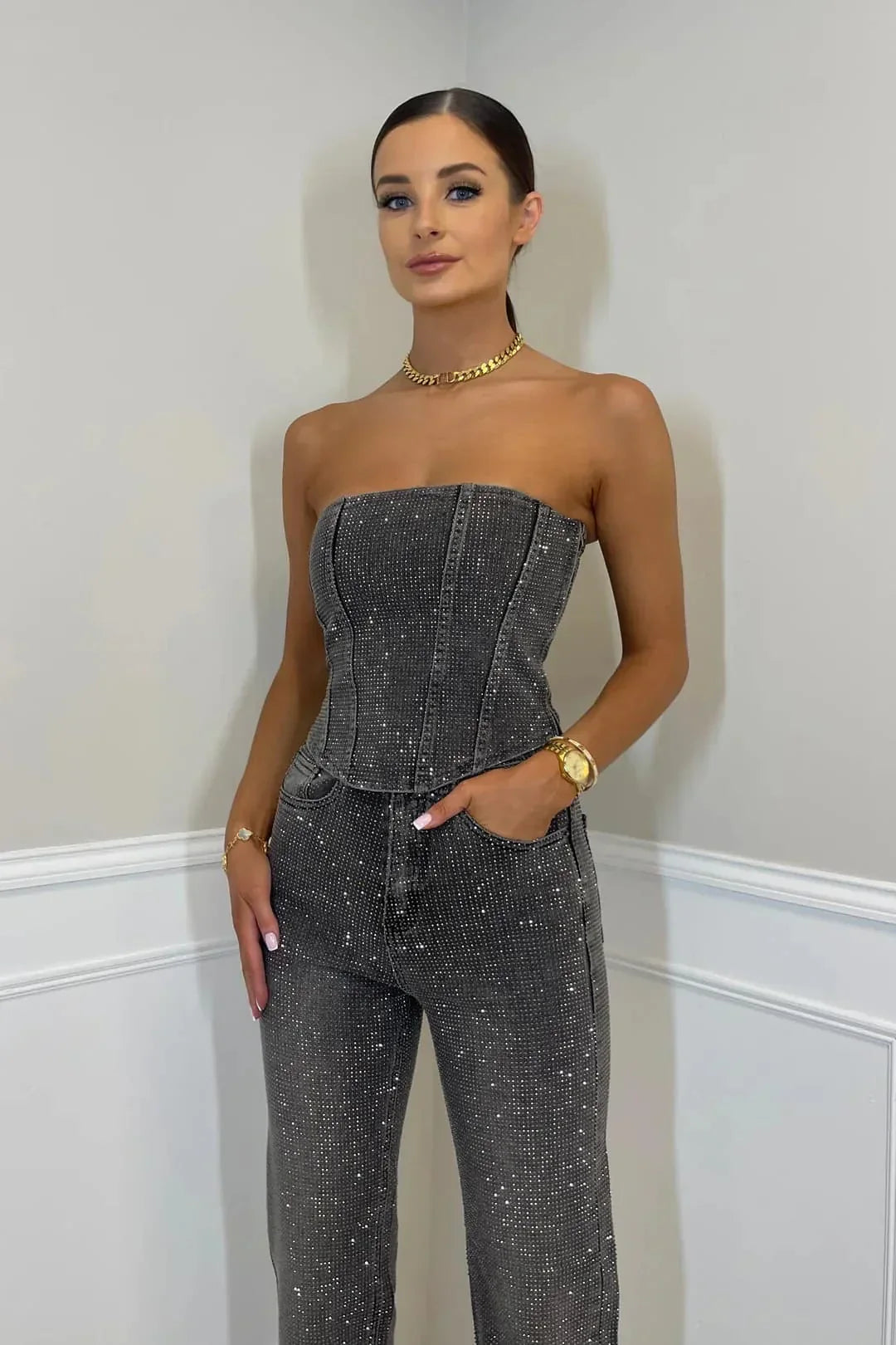 Schulterfreier Jumpsuit – Glamouröser Look mit glitzerndem Stoff