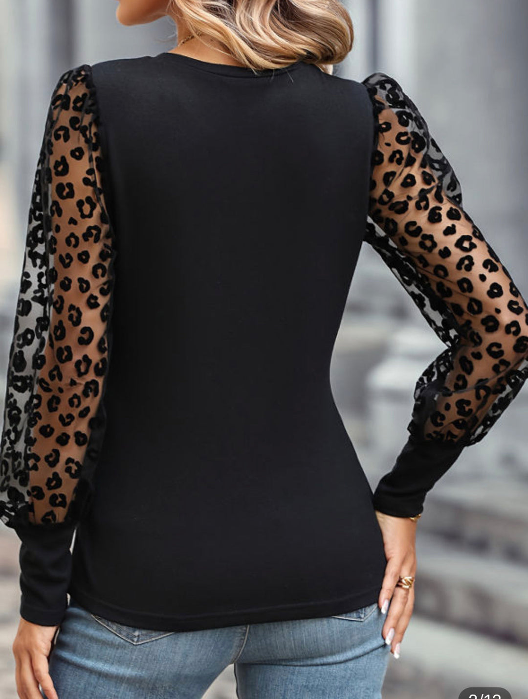 Wren - Schwarze Bluse mit Leoparden-Spitzenärmeln